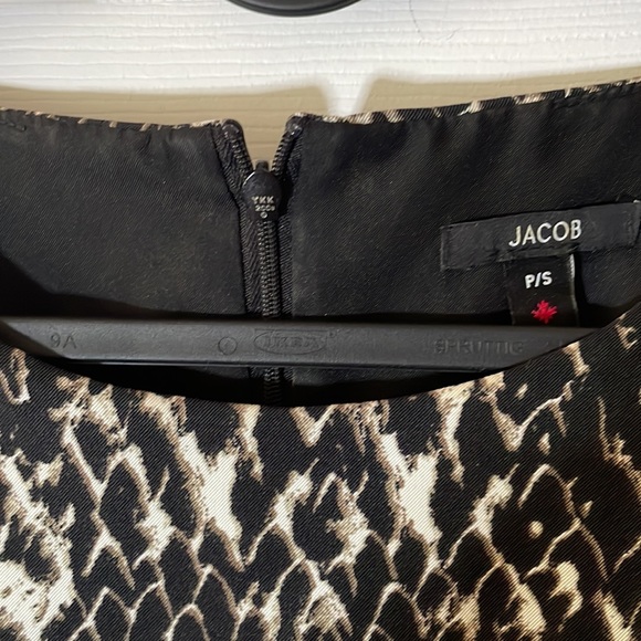 Classic print sheath dress. Looks fab with or without belt. - Picture 2 of 3